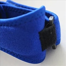 Sports knee brace with adjustable compression patellar strap